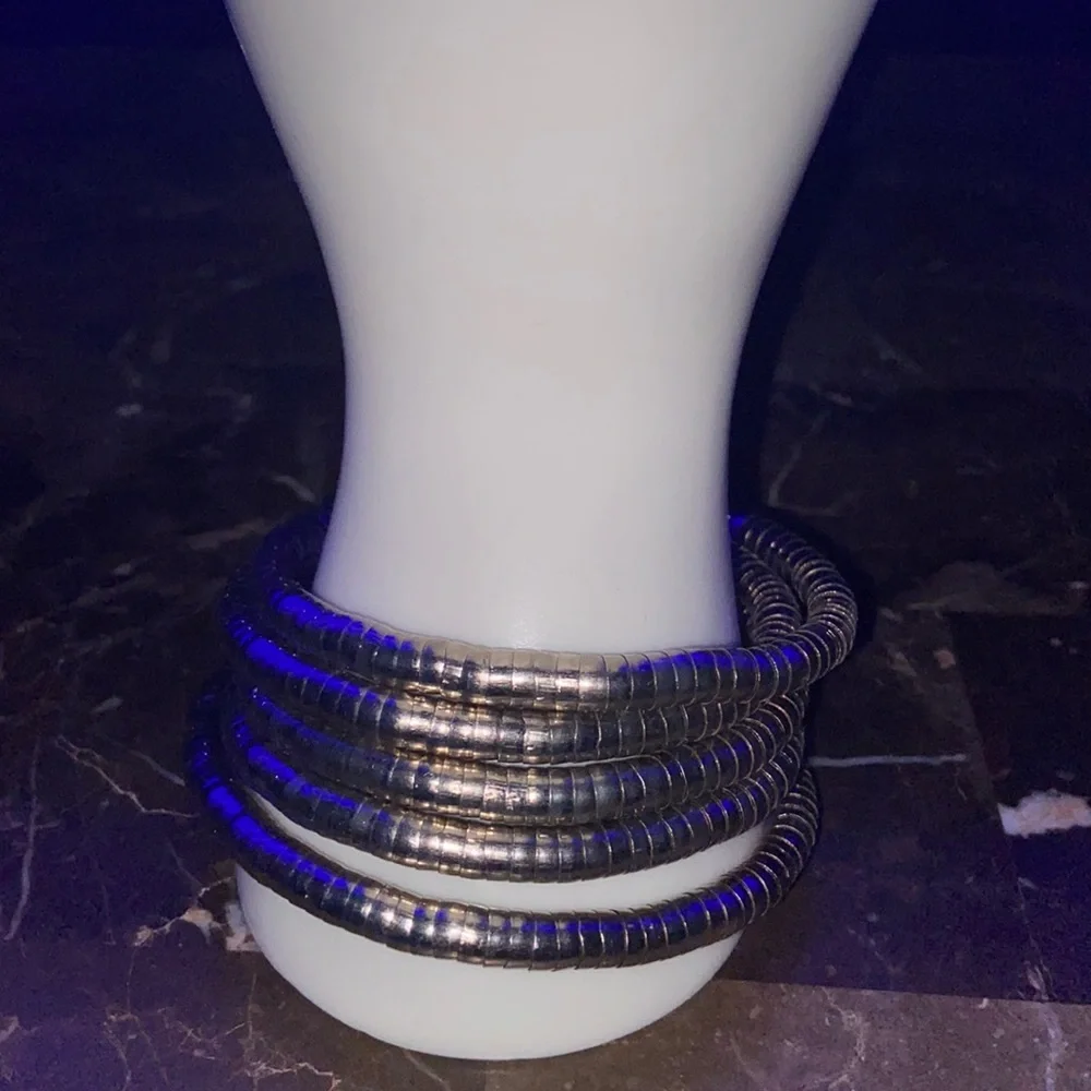 Beautiful Silvertone Expandable Bracelet One Size - Picture 2 of 4